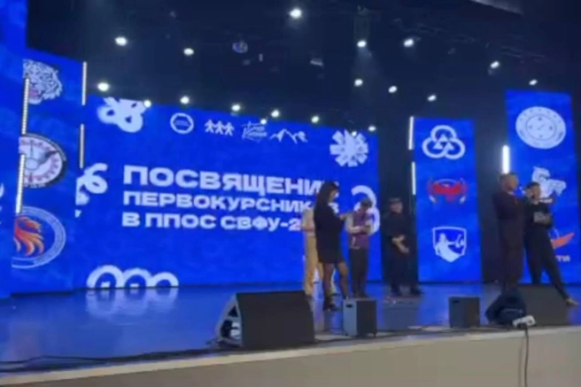 На сцене поют и веселятся | Источник: скриншот трансляции мероприятия 11 ноября / Vk.com