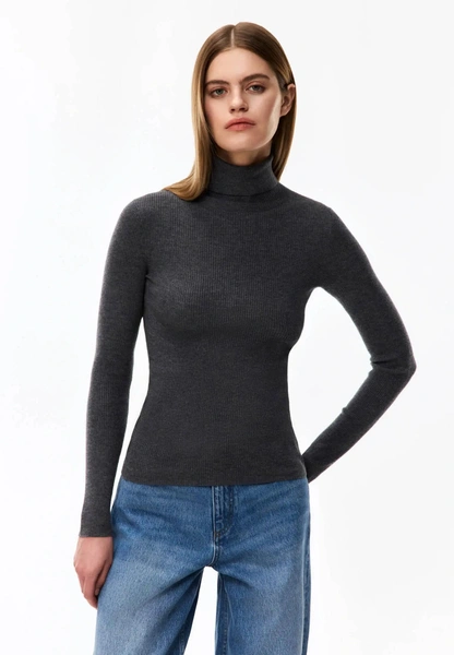 База на всю зиму: лучшие свитера, водолазки, брюки и джинсы