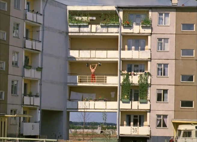 На кадре из фильма видно, что за домом ничего нет. Сейчас там сплошные многоэтажки | Источник: кадр из фильма «Афоня» (12+), реж. Георгий Данелия, киностудия «Мосфильм», 1975 год