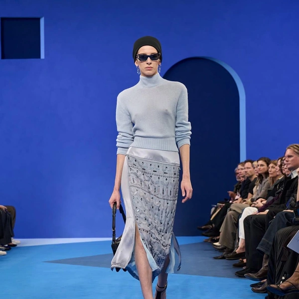 Lanvin возвращает синий цвет — фирменный оттенок Дома Lanvin возвращает синий цвет — фирменный оттенок Дома