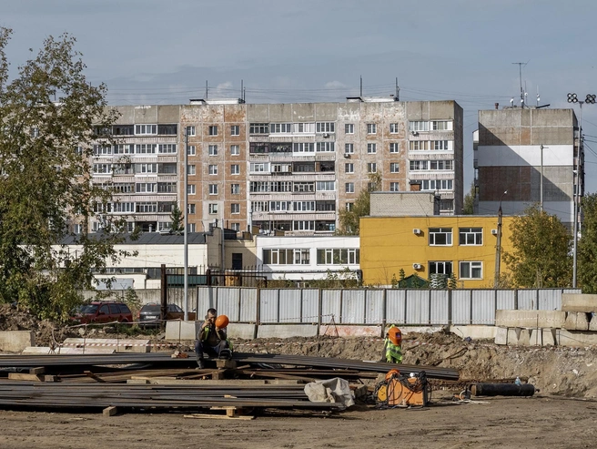 Жителям ближайших домов открывается вид на масштабную стройку нового моста | Источник: Александр Куренной / 76.RU