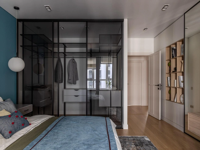 Площадь главной спальни позволила разместить просторную гардеробную с раздвижной дверью из тонированного стекла | Источник: Роман Спиридонов / myDecor