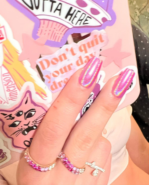 В стиле Барби: Сидни Суини показала розовый голографический маникюр на MTV Movie & TV Awards 2022