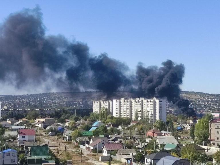 «Даже с Третьей продольной видно»: черные столбы дыма окутали юг Волгограда — видео