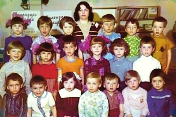 Наследник знаменитой фамилии (третий во втором ряду) ходил в обычный детский сад. Как и многие дети, больше всего он не любил манную кашу