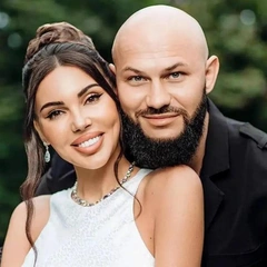 «Не общаемся больше месяца»: Оксана Самойлова пришла в суд для расторжения брака