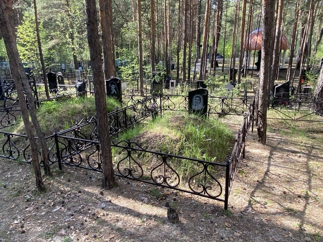 Цветы на могилах, кстати, можно встретить не часто | Источник: Ирина Господаренко / NGS22.RU