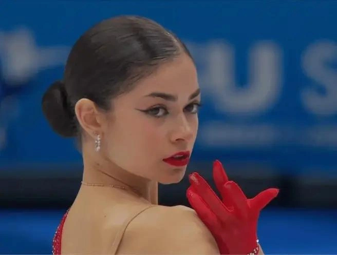 Аделия Петросян стала первой по итогам квалификации в Китае  | Источник: Skating ISU / YouTube