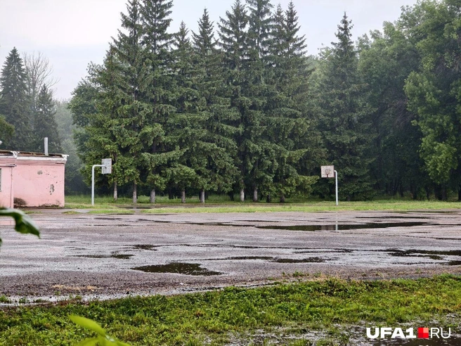 Лужи проедают асфальт | Источник: Булат Салихов / UFA1.RU