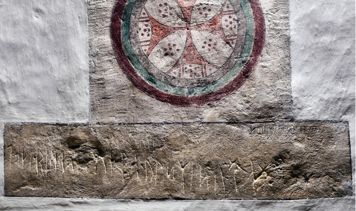 Написали на стене церкви: в Дании обнаружили долговую расписку 800-летней давности — она действует до сих пор