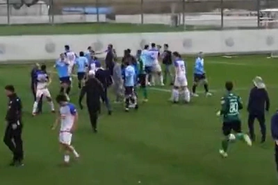 Массовая драка прервала матч КАМАЗа и Крыльев Советов