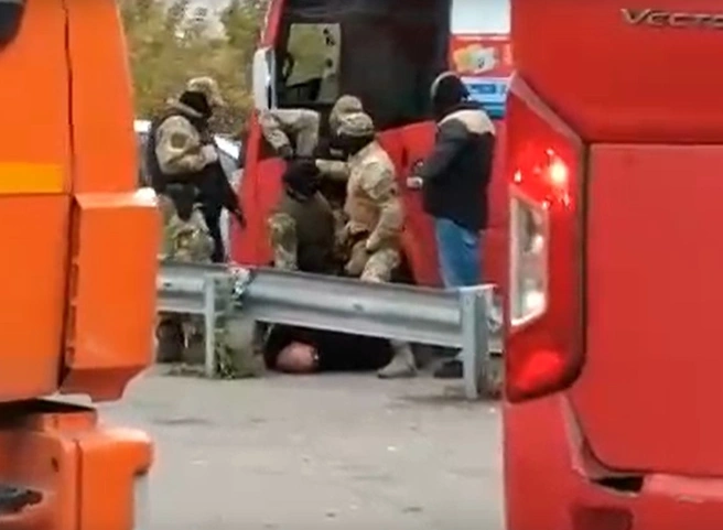 На окраине Рязани люди в форме положили маршрутчика лицом на асфальт | ya62.ru