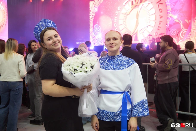 Некоторые зрители пришли с любимыми цветами артистки&nbsp;— ромашками | Источник: Роман Данилкин / 63.RU