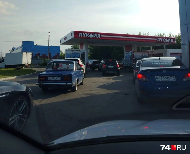 Выезд на Уфу в выходные. Читатель пишет, что бензин был, но пришлось постоять | Источник: читатель 74.RU
