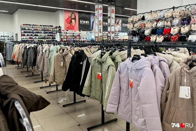 Так мы попадаем в магазин «Ëlook» — смесь «Стольника» и местечкового магазина с китайскими «Адидасами». От первого — масштаб и оформление, от второго — ассортимент | Источник: Наталья Лапцевич