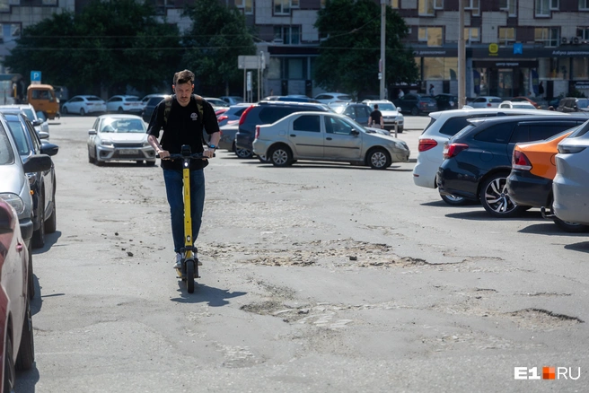 В 2025-м Красноармейскую не внесли в список дорог, где запланировали ремонт | Источник: Владислав Лоншаков / E1.RU