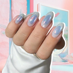 Опаловый маникюр с блестками — модный дизайн ногтей на зиму 2025/26