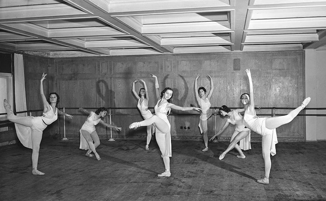 Достарының суреттеріне қыдырып