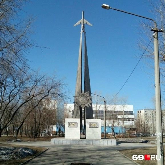 Так выглядит памятник во всю высоту | Источник: архив 59.RU