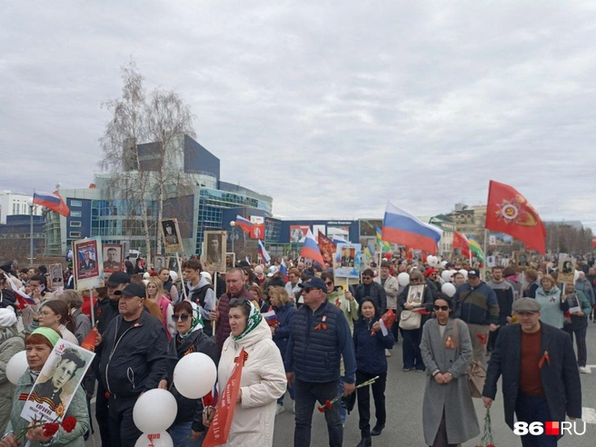 Колонна «Бессмертного полка» встала в центре на улице Мира, ожидая возложения цветов в парке Победы | Источник: Мария Гришкина / 86.RU
