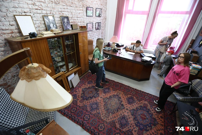 За этим представительным столом из дерева работал один из директоров завода Колющенко | Источник: Наталья Лапцевич
