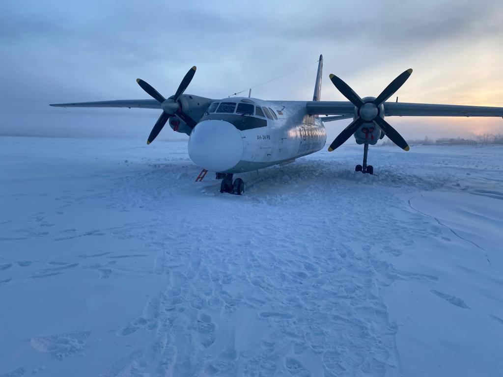 Пилот не увидел ВПП: самолет Ан-24 сел на реку в Якутии - 28 декабря 2023 -  29.ру