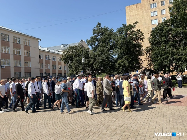Людей на площади Маргелова 2 августа собралось немало | Источник: Дарья Ходосевич / YA62.RU