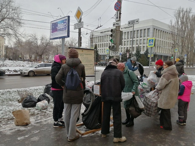 На сбор отходов горожане приходят семьями. | Источник: Ирина Яковлева / V1.RU