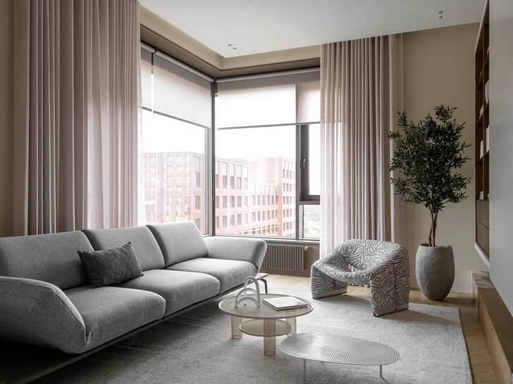 Диван, Wohl design. Журнальные столики, Moroso, Flat interiors. Текстиль на окнах, Anna Miller. Ковер, KulturaKovrov. | Источник: Сергей Красюк. Стиль: Yes we may