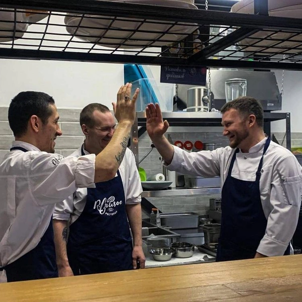 Александр Ерохин со своей командой поваров в «Робинзоне Крузо» | Источник: 2ГИС