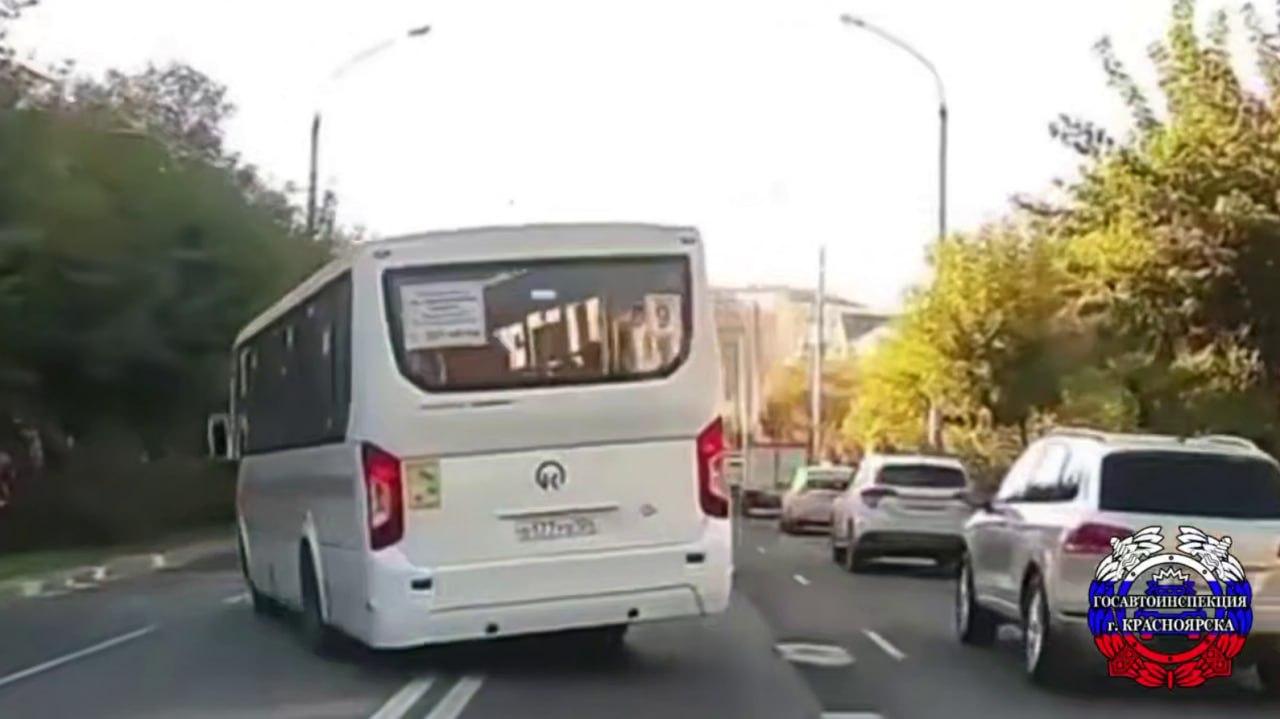 В Красноярске водитель автобуса с пассажирами чуть не устроил ДТП, обгоняя легковушку по встречке