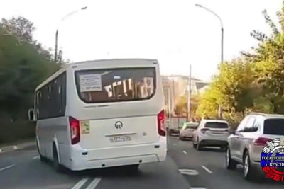 Автобус с пассажирами обогнал легковушку по встречке