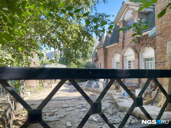 Площадку перед домом разобрали  | Источник: Анастасия Хрипушина/NGS.RU