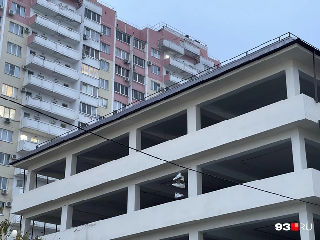 Платная паковка у одного из домов недалеко от «селезневского гетто» | Источник: Екатерина Подымова / 93.RU