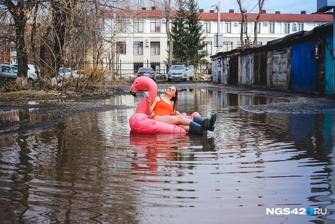 Солнце не порадовало жителей Кемерова 1 апреля, но Лера все равно решила устроить заплыв | Источник: Александр Левчук / NGS42.RU