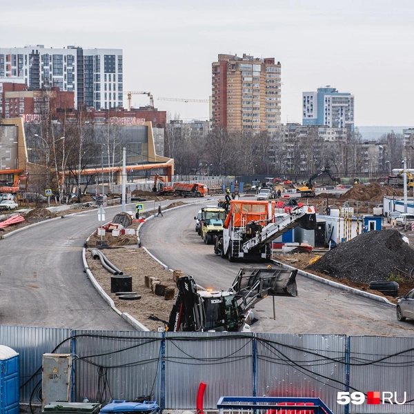 Дорожники работают вдоль всего строящегося участка улицы Строителей | Источник: Тимофей Калмаков / 59.RU