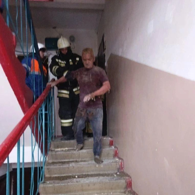 Получившего сильные ожоги мужчину выводили спасатели | Источник: ГУ МЧС России по Волгоградской области