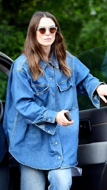 Кира Найтли появилась в джинсовом аутфите и показала главный тренд сезона — повторите его | marieclaire.ru