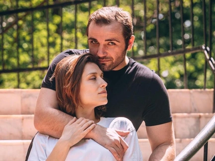 Максим Стоянов и Виктория Корлякова о съемках в «Черном солнце», скандале во МХАТе из-за Богомолова и крепком браке