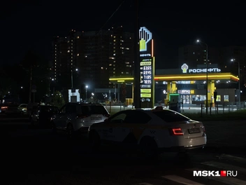 Толпа ожидает открытия заправки | Источник: Михаил Мечев / MSK1.RU
