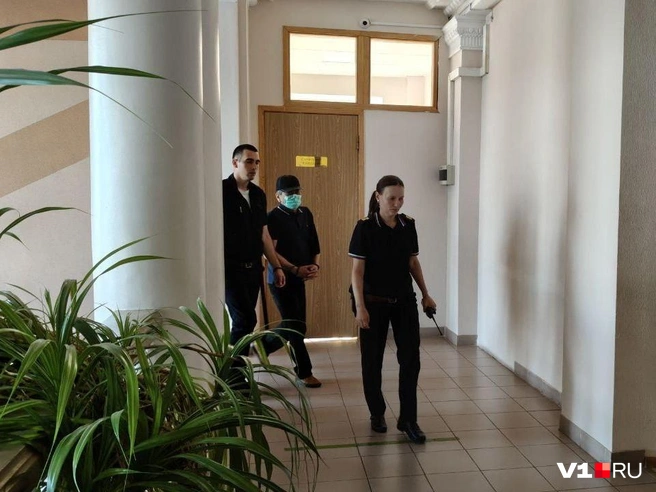 Сегодня, как и два заседания до этого, Александр Пак был в маске и кепке | Источник: Мария Умнова / V1.RU