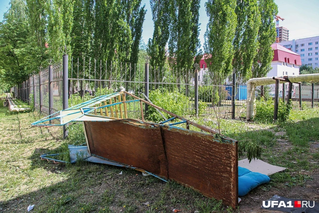 Буквально через дорогу есть еще одна горка — старая и ржавая, брошенная у филиала УКСИВТа