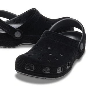 Crocs представляет бархатную версию культовых сабо