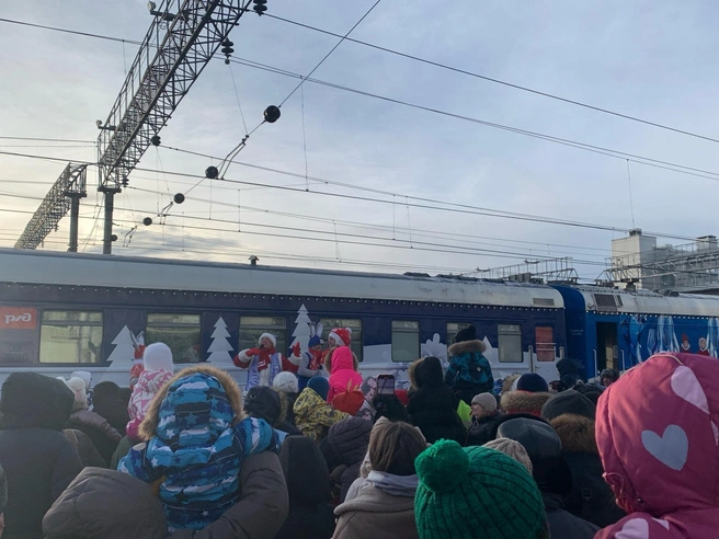 Перрон тюменского вокзала заполнен людьми, пришедшими посмотреть на прибытие состава. | Источник: Никита Кифорук / 72.RU 