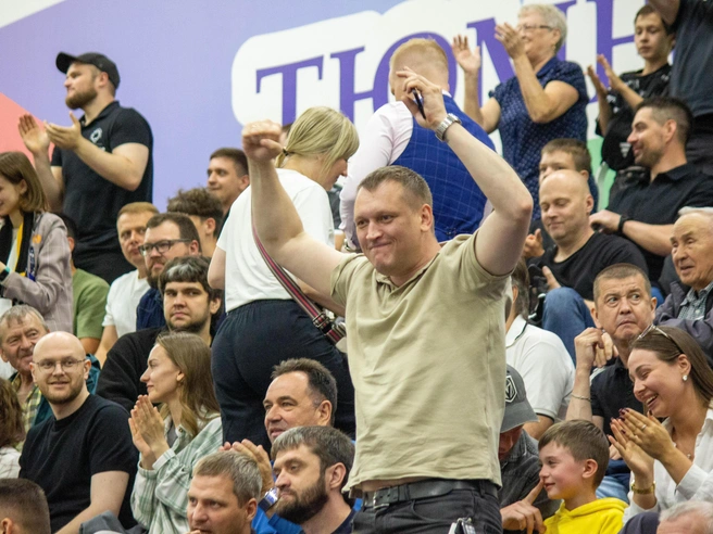 Тюменцы радуются забитому мячу. | Источник: Павел Красоткин / 72.RU 