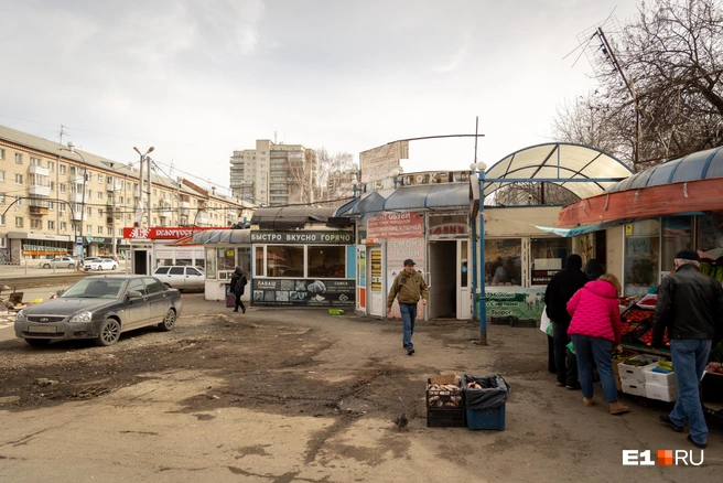 Люди продолжают приходить на рынок, но товаров тут продают всё меньше | Источник: Владислав Лоншаков / E1.RU