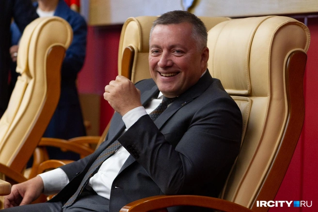 Обычно Игорь Иванович довольно строгий, особенно в официальной обстановке. Но порой позволяет себе улыбнуться. А жизнь иногда такие фортели выкидывает, что без улыбки сложновато | Источник: Даниил Конин / IRCITY.RU