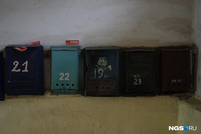 В одном из подъездов жителей мало, в другом заселены все квартиры | Источник: Андрей Бортко / NGS.RU