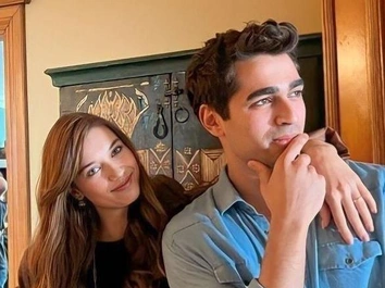 Радостные и беззаботные: Афра Сарачоглу и Мерт Рамазан Демир бегают по пляжу в Испании, празднуя свадьбу?