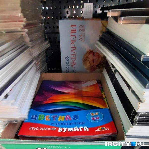 Цветная бумага стоит 90 рублей | Источник: Виктор Лучкин / «ИрСити»